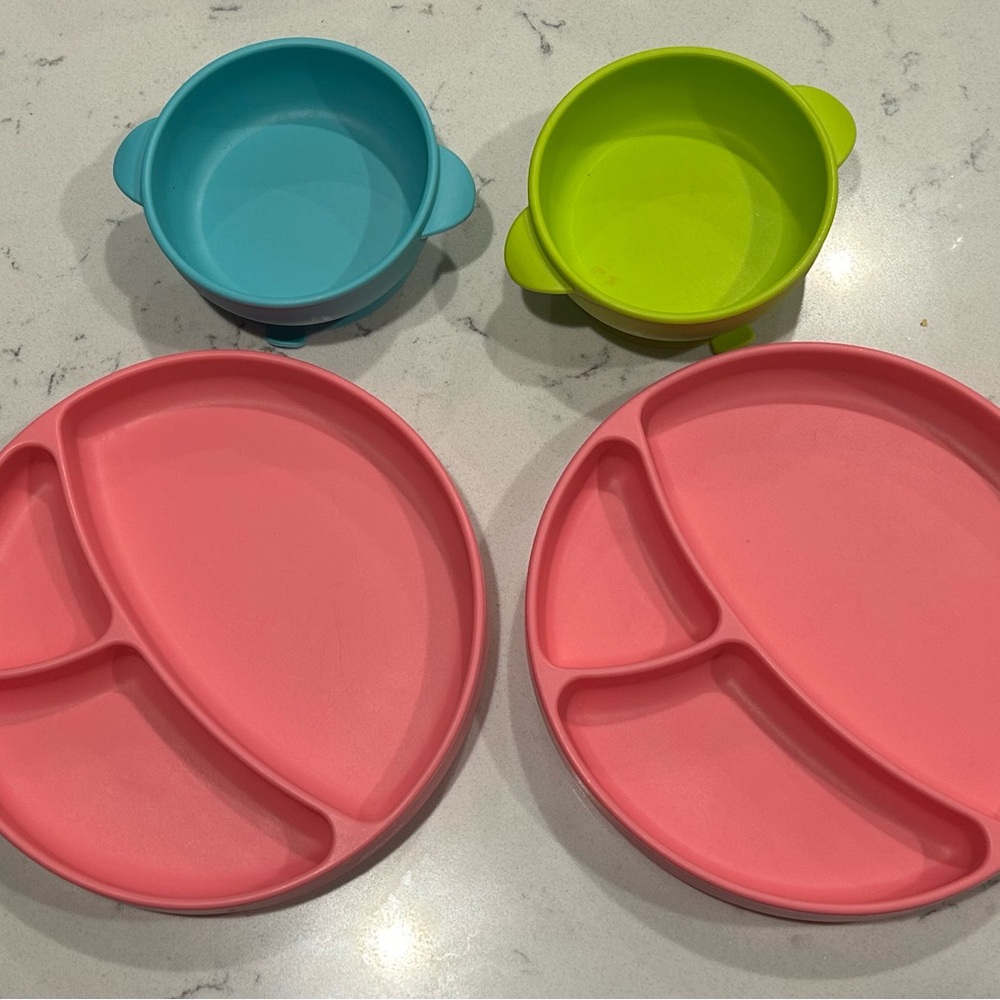 Silicone bowls with suction